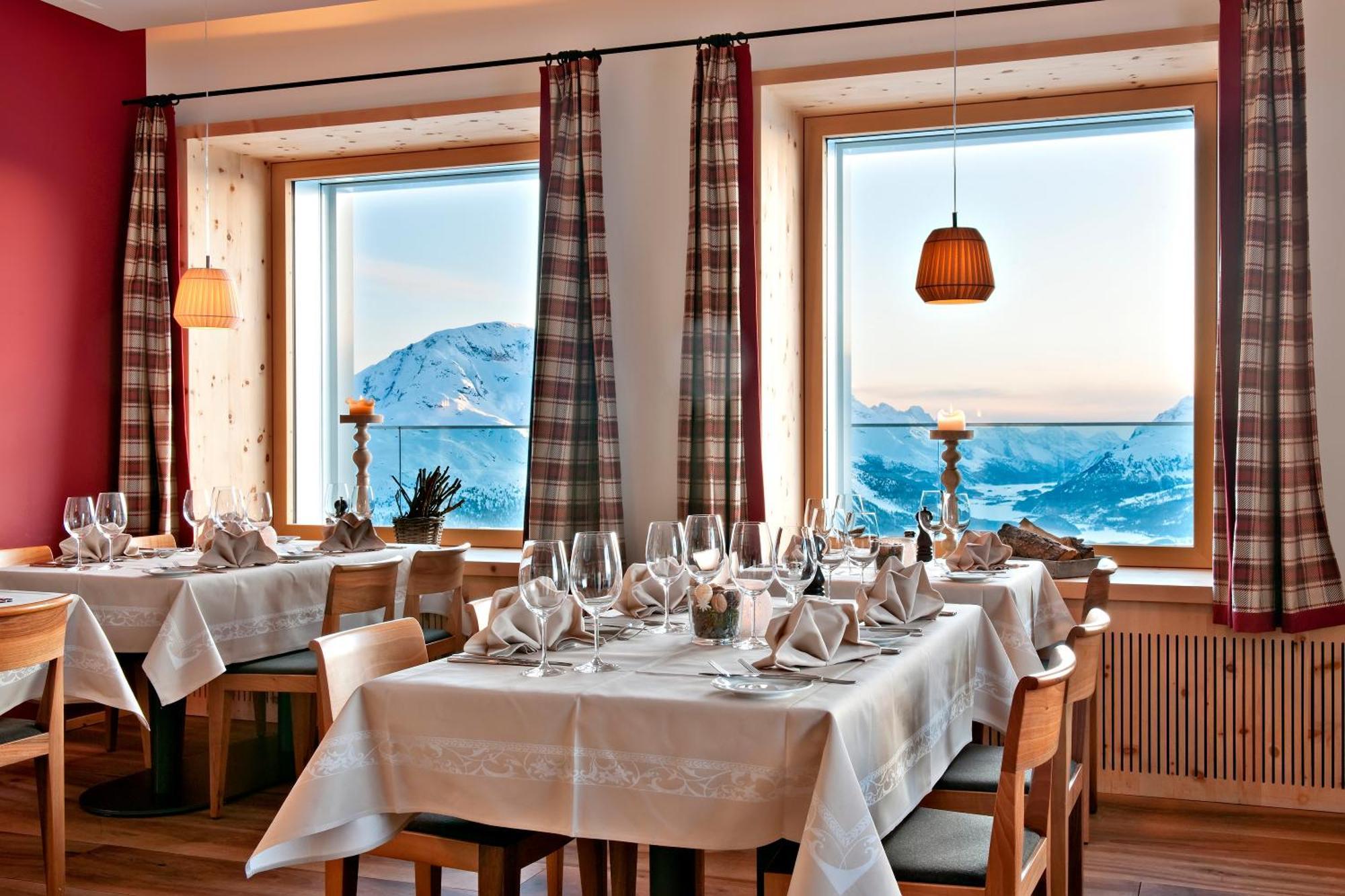 Romantik Hotel Muottas Muragl 자메단 외부 사진